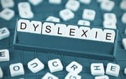 Scrabbleletters die het woord dyslexie vormen